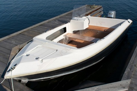 Алюминиевая лодка Алюмакс-435К с консолью